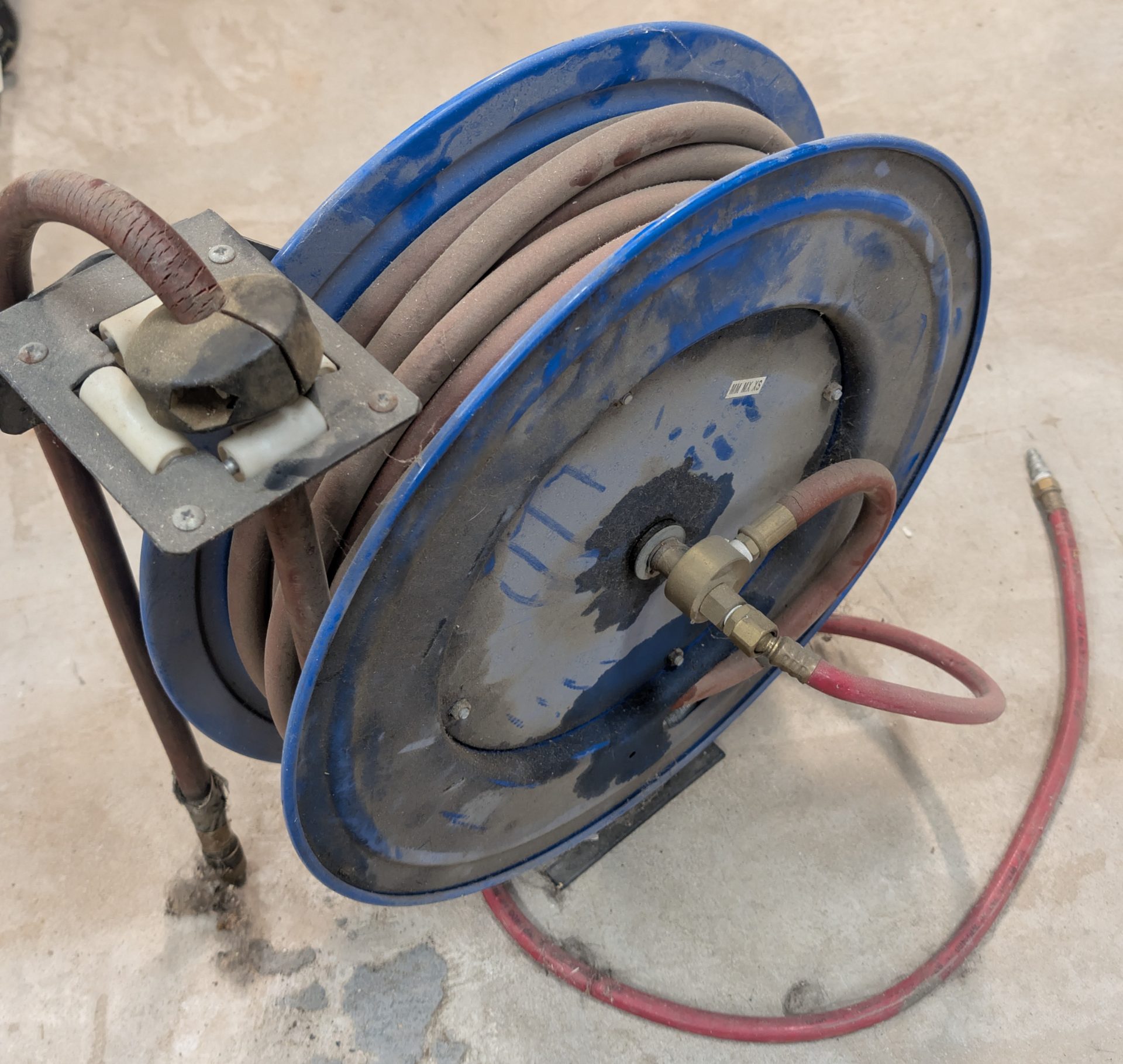 Blue Retractable Air Hose Reel with Red Rubber Air Hose