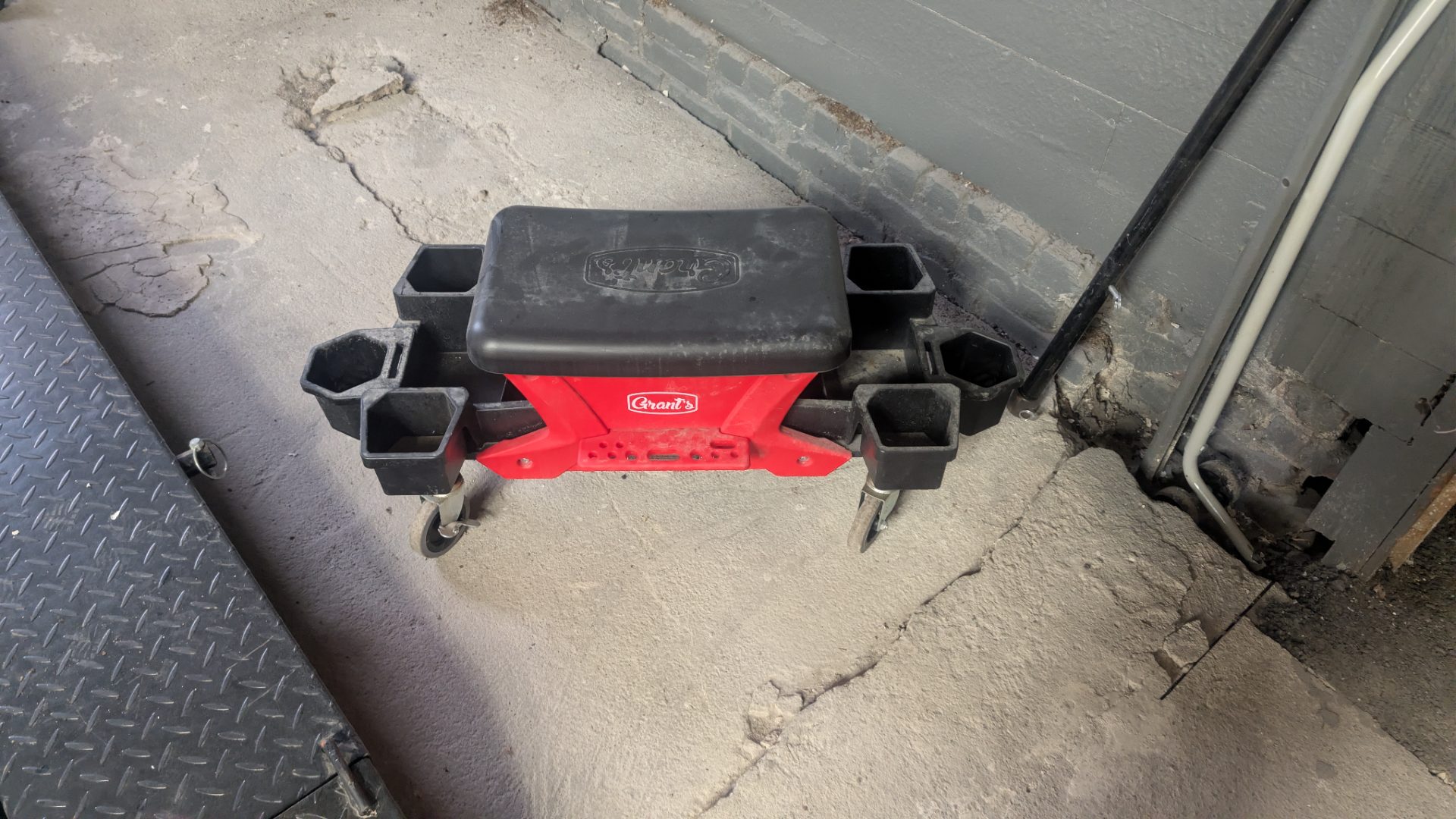 Grant's Rolling Mechanic Shop Stool with 4 Corner Tool Trays & Casters
