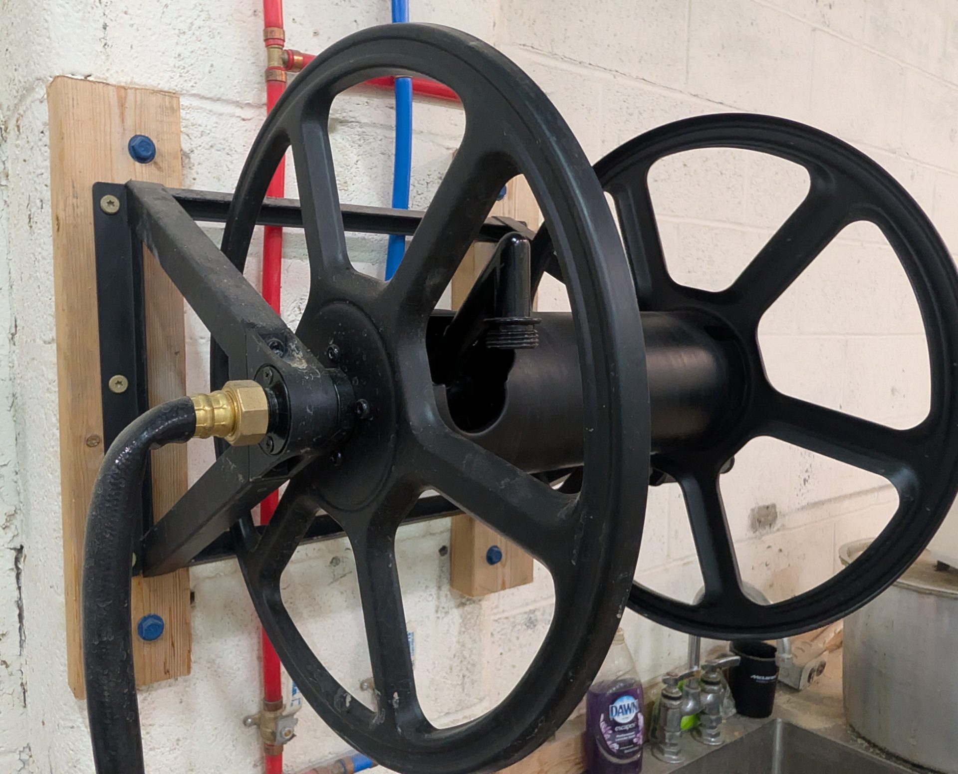 Wall-Mount Polymer Hose Reel with Dual Hand Wheels and Hose