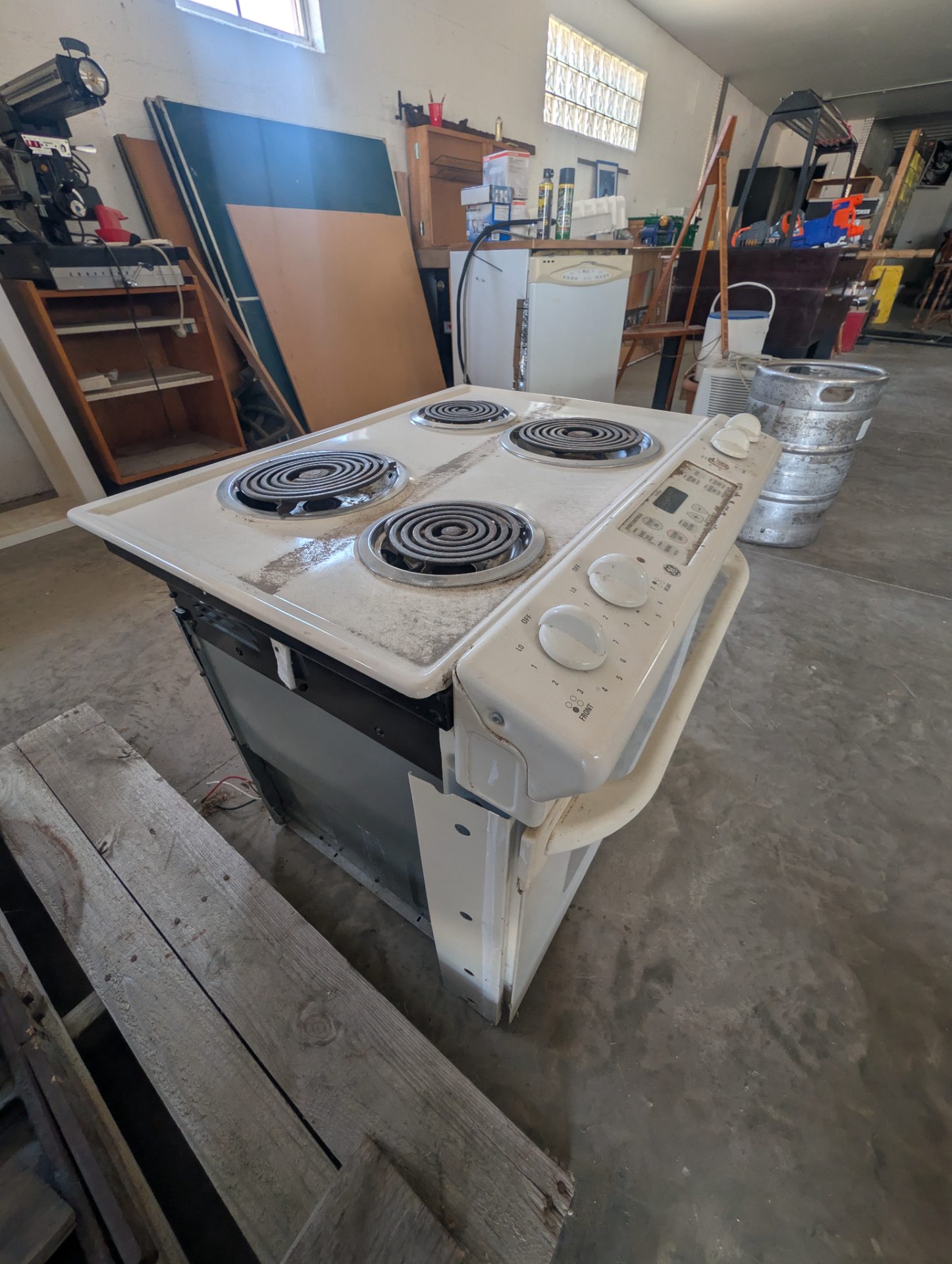GE 30" Freestanding Electric Coil Range — White (JB/JBS Series, 2000s–2010s)
